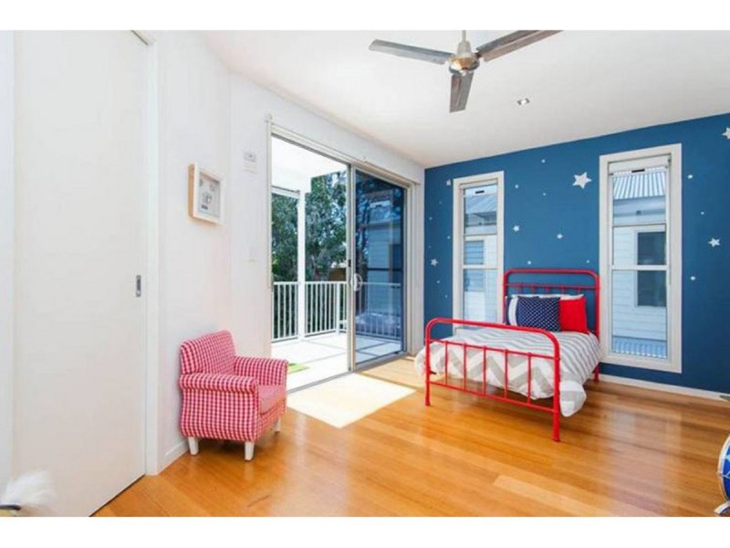 2/17 Errol Avenue, Paradise Point QLD 4216