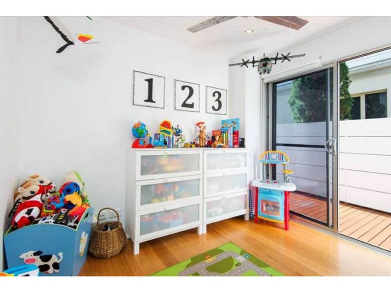 2/17 Errol Avenue, Paradise Point QLD 4216