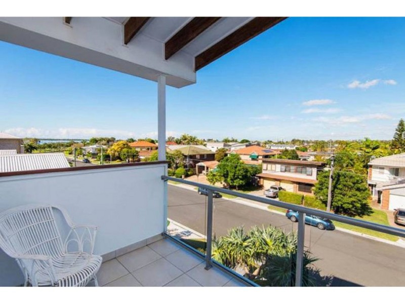2/17 Errol Avenue, Paradise Point QLD 4216