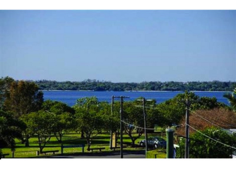 2/17 Errol Avenue, Paradise Point QLD 4216