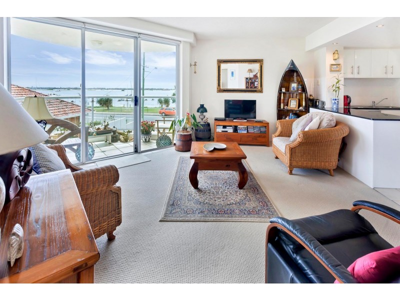 4/242-244 Marine Parade, Labrador QLD 4215