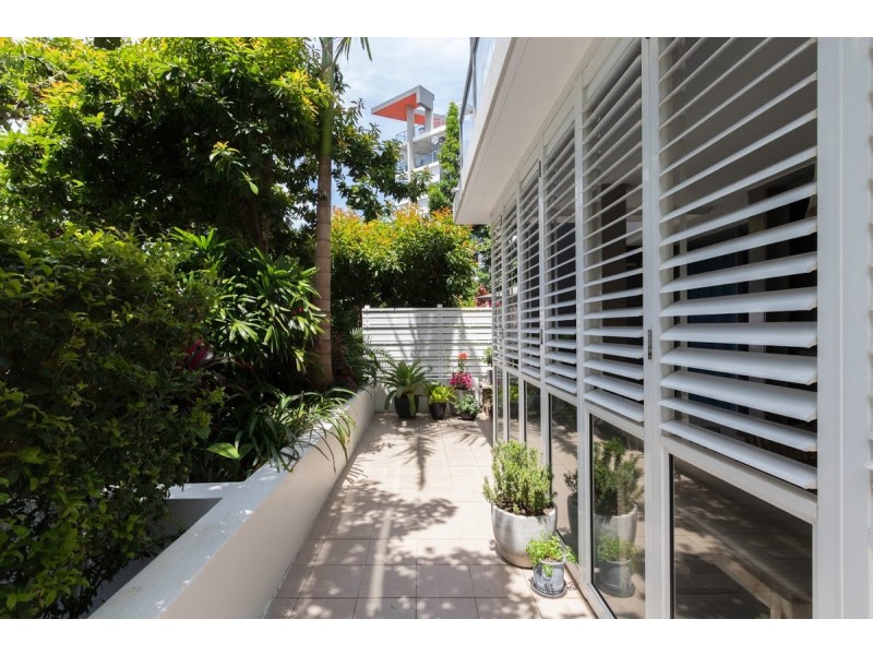 2002/438 Marine Parade, Biggera Waters QLD 4216