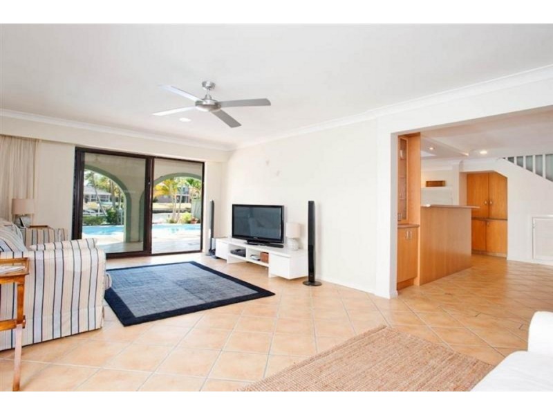 1/14 Bulolo Avenue, Runaway Bay QLD 4216