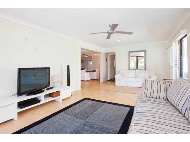 1/14 Bulolo Avenue, Runaway Bay QLD 4216