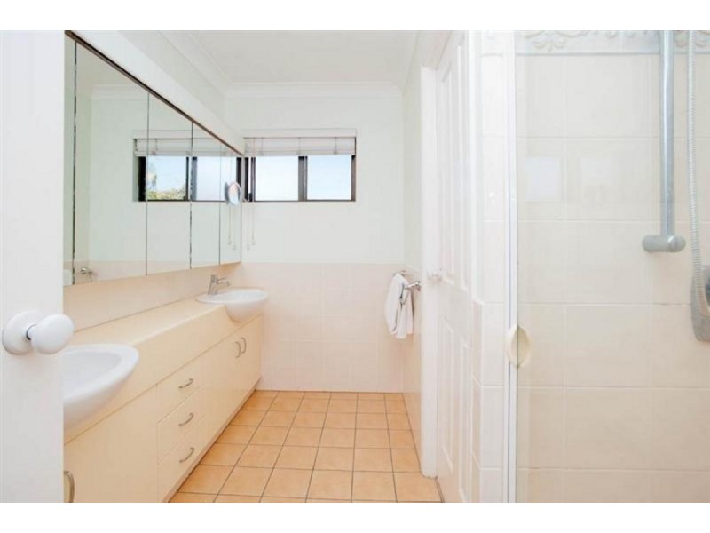 1/14 Bulolo Avenue, Runaway Bay QLD 4216