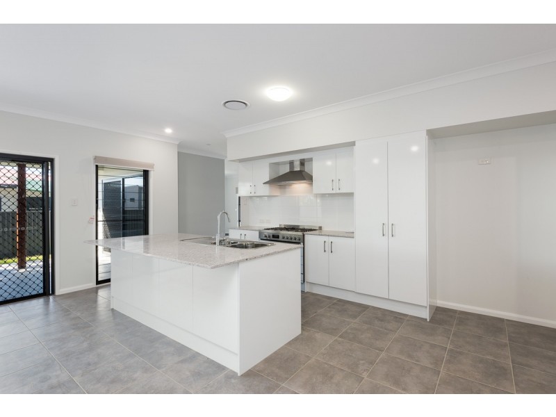 2/109 Central Street, Labrador QLD 4215