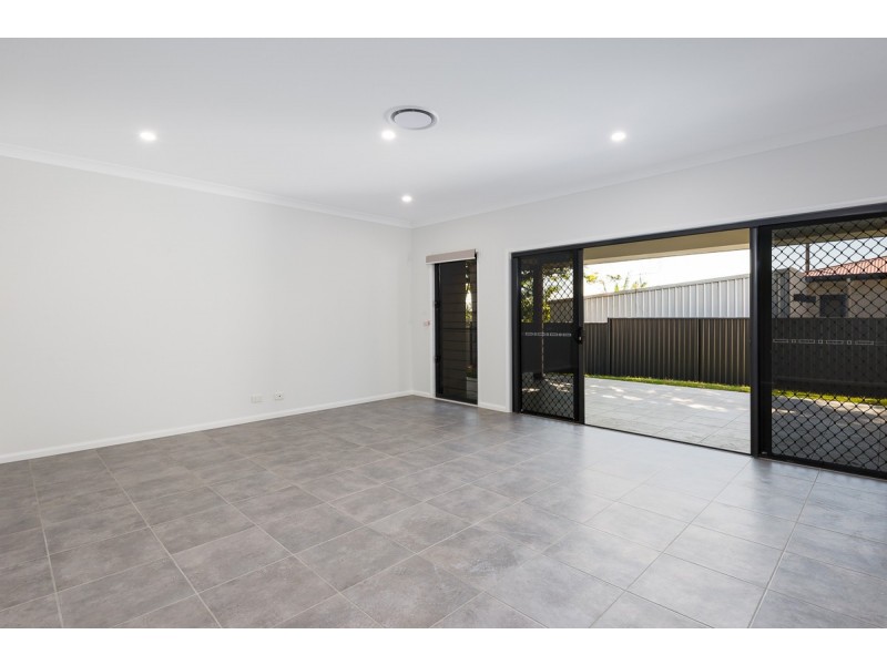 2/109 Central Street, Labrador QLD 4215
