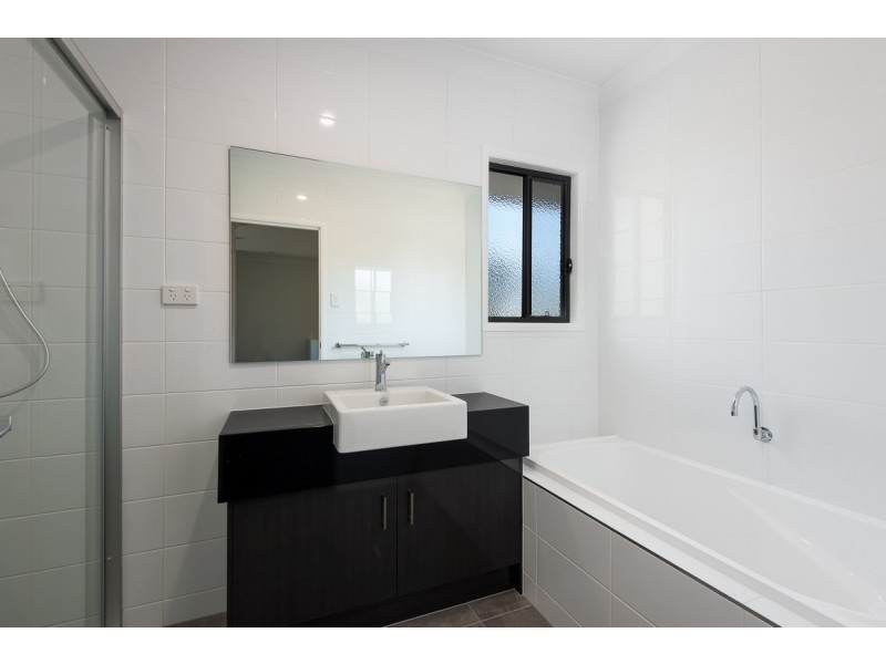 2/109 Central Street, Labrador QLD 4215