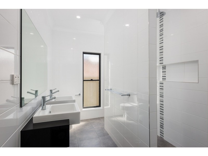 2/109 Central Street, Labrador QLD 4215