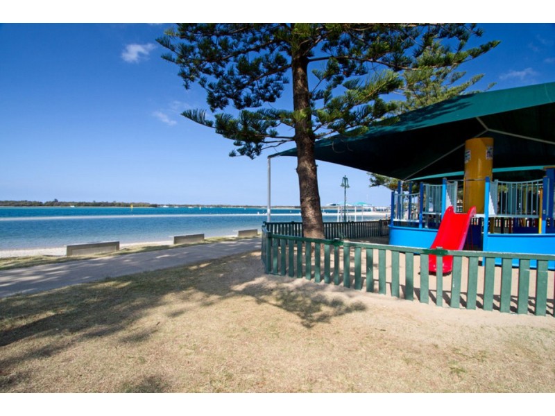 2/109 Central Street, Labrador QLD 4215