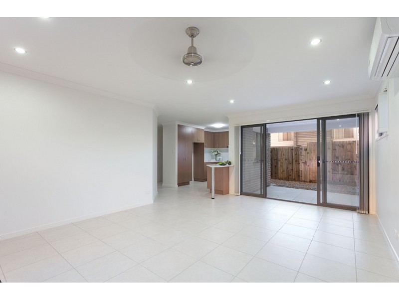 2/10 Fourth Avenue, Labrador QLD 4215