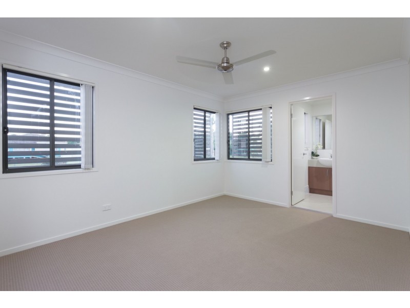 2/10 Fourth Avenue, Labrador QLD 4215