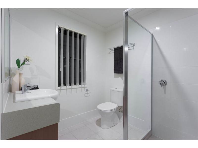 2/10 Fourth Avenue, Labrador QLD 4215