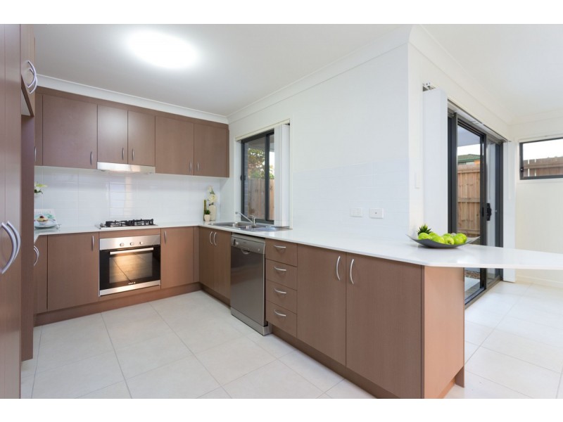 2/10 Fourth Avenue, Labrador QLD 4215