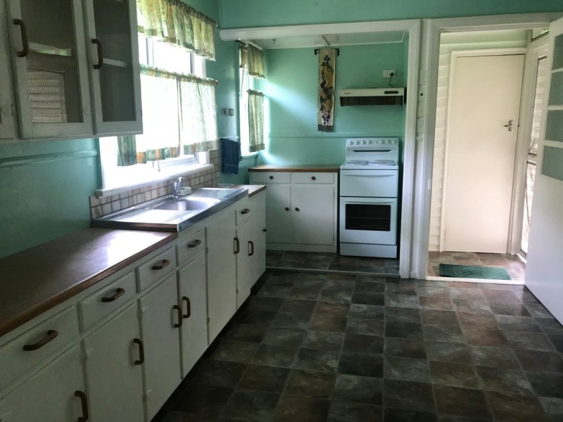 6 Brett Avenue, Labrador QLD 4215