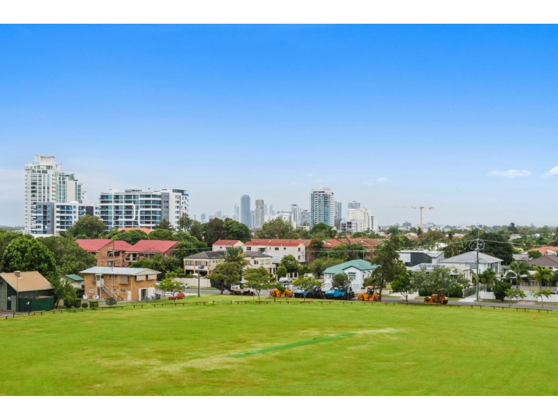 502/17 Bath Street, Labrador QLD 4215