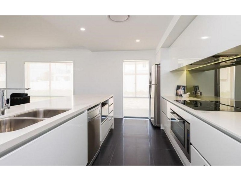 18 North View Street, Hope Island QLD 4212