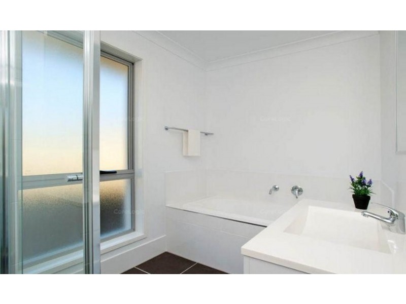 33 Flame Trees Crescent, Maudsland QLD 4210