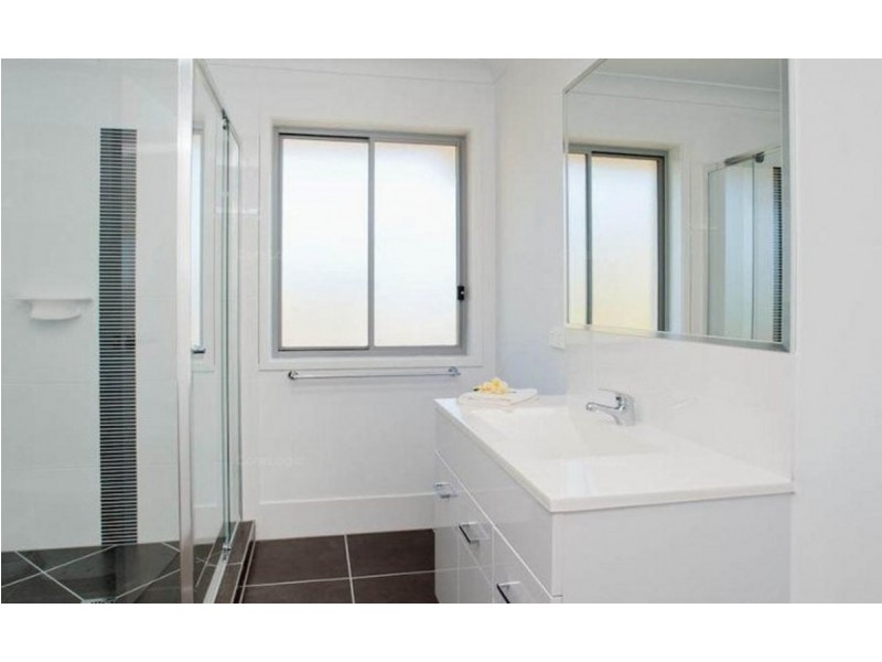 33 Flame Trees Crescent, Maudsland QLD 4210