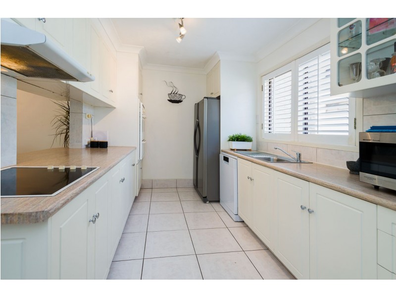 2/198 Marine Parade, Labrador QLD 4215