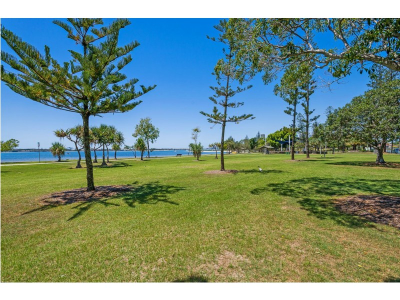 2/198 Marine Parade, Labrador QLD 4215