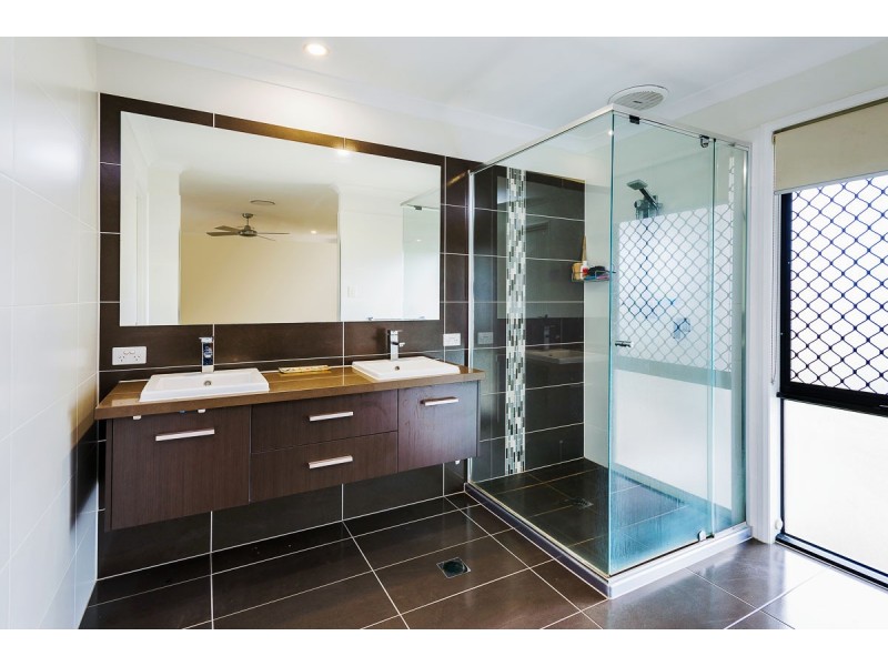 4 Halyard Crescent, Hope Island QLD 4212