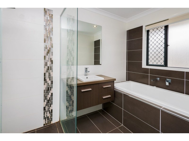 4 Halyard Crescent, Hope Island QLD 4212