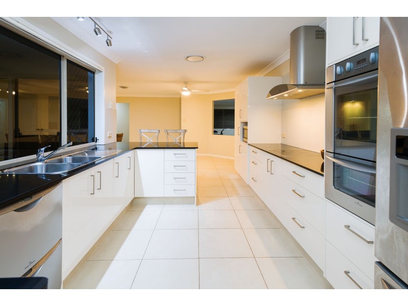 2/11 Woodlands Way, Parkwood QLD 4214