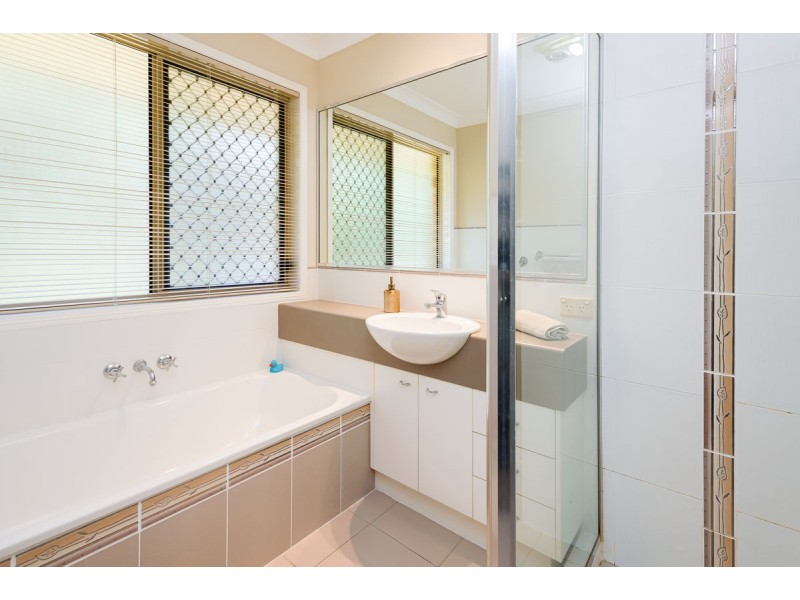 2/11 Woodlands Way, Parkwood QLD 4214
