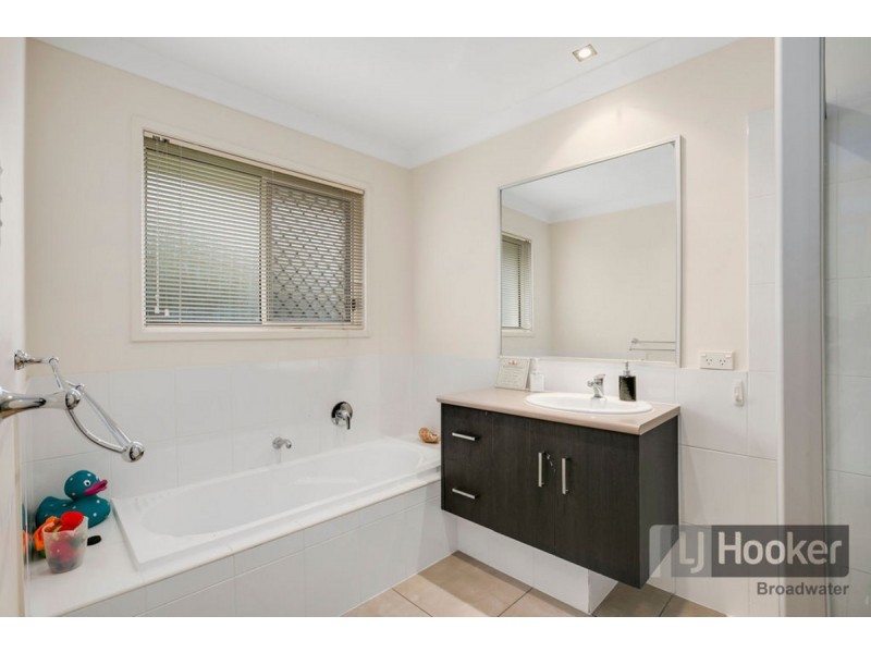 8 Sandow Street, Pacific Pines QLD 4211
