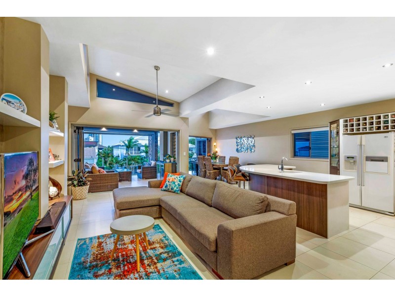 2/5 Whiting Street, Labrador QLD 4215