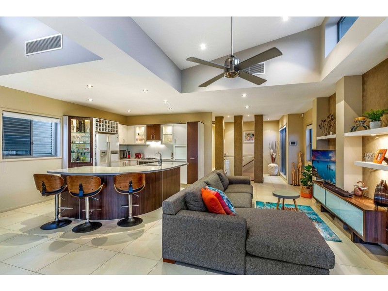 2/5 Whiting Street, Labrador QLD 4215