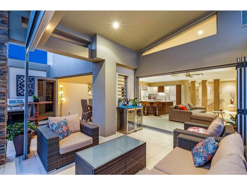 2/5 Whiting Street, Labrador QLD 4215