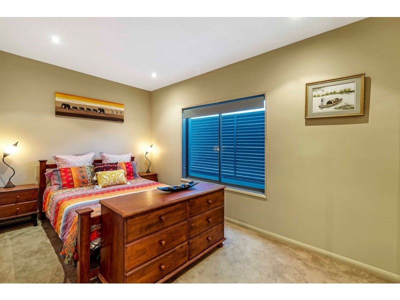2/5 Whiting Street, Labrador QLD 4215