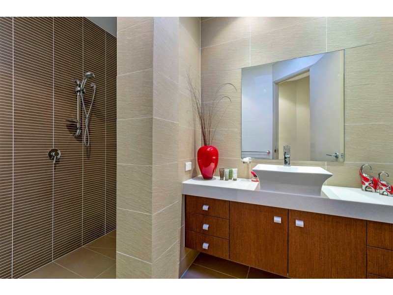 2/5 Whiting Street, Labrador QLD 4215