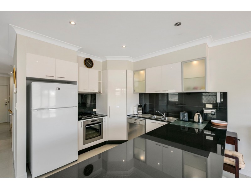 2/40 Bayview Street, Runaway Bay QLD 4216