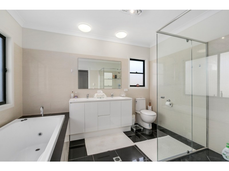 2/40 Bayview Street, Runaway Bay QLD 4216