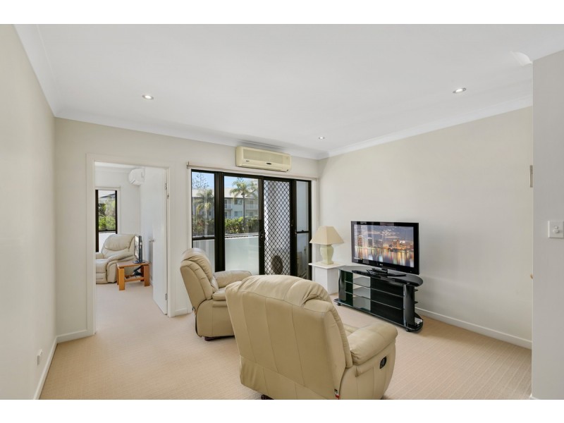 2/40 Bayview Street, Runaway Bay QLD 4216