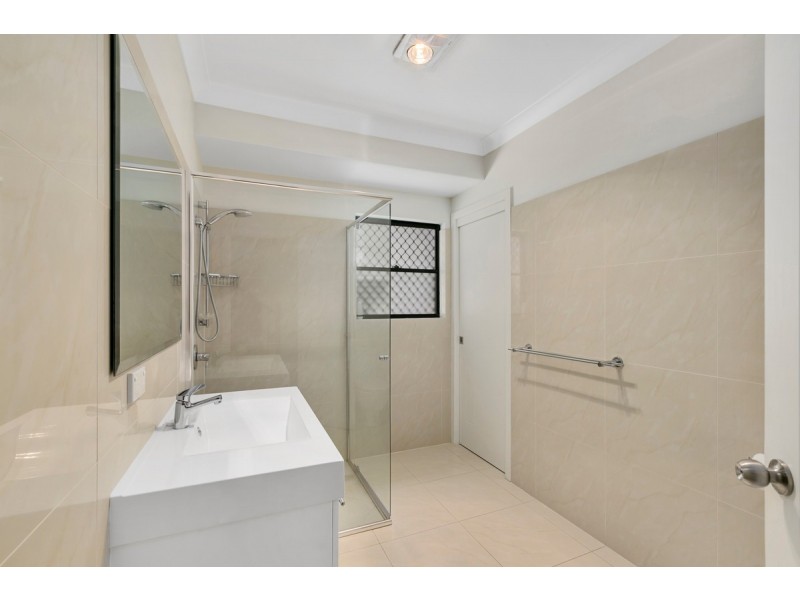 2/40 Bayview Street, Runaway Bay QLD 4216