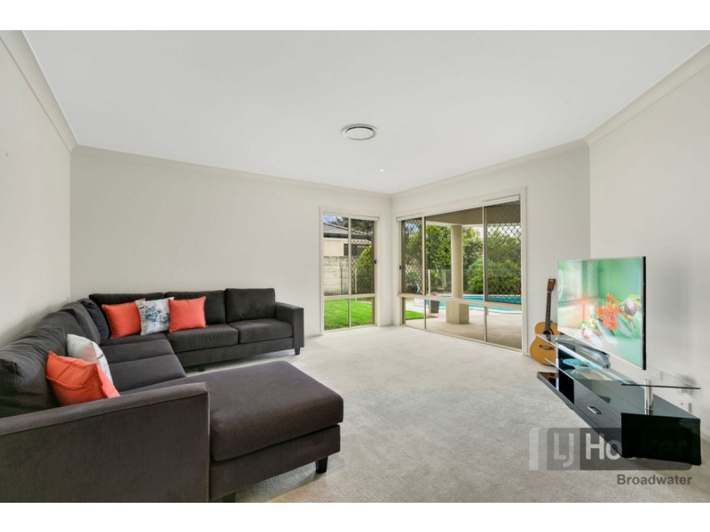 13 Dallow Crescent, Helensvale QLD 4212