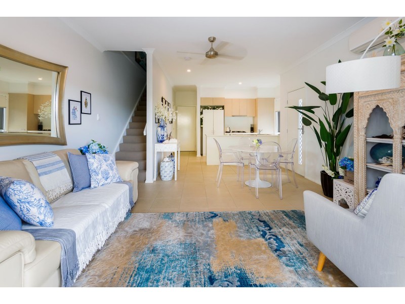 21 Azure Way, Hope Island QLD 4212