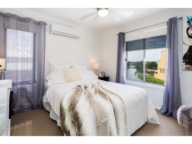 21 Azure Way, Hope Island QLD 4212