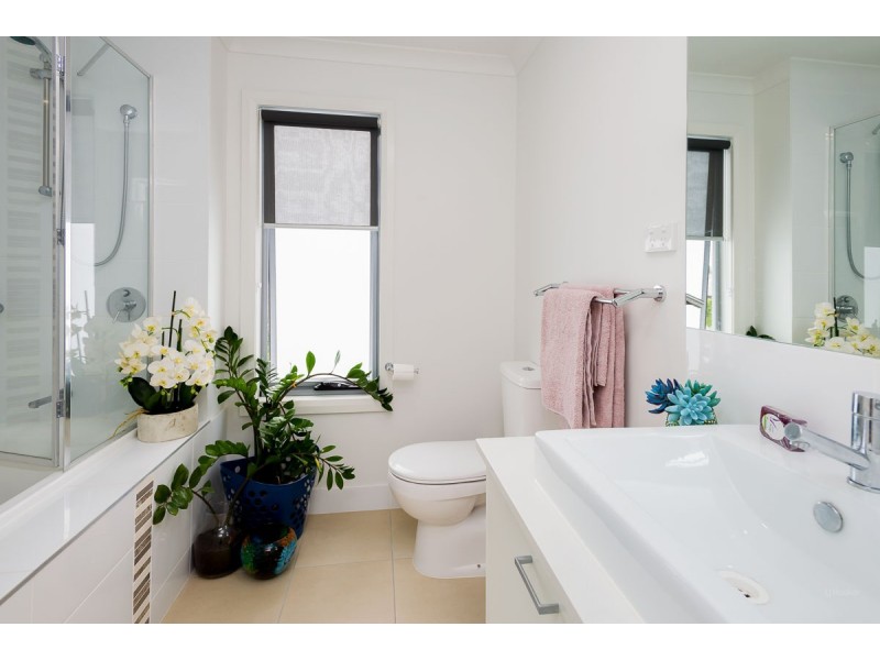 21 Azure Way, Hope Island QLD 4212