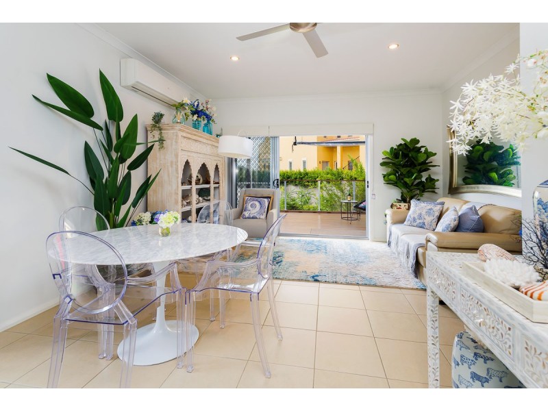 21 Azure Way, Hope Island QLD 4212