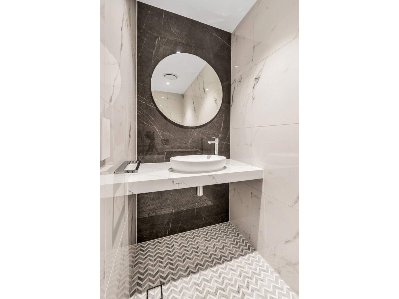 2/28 Anglers Esplanade, Runaway Bay QLD 4216