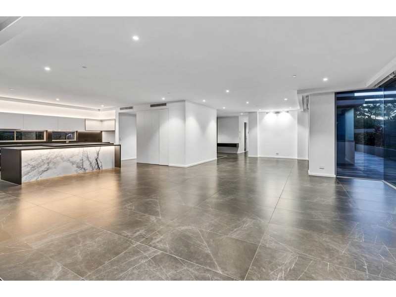 2/28 Anglers Esplanade, Runaway Bay QLD 4216