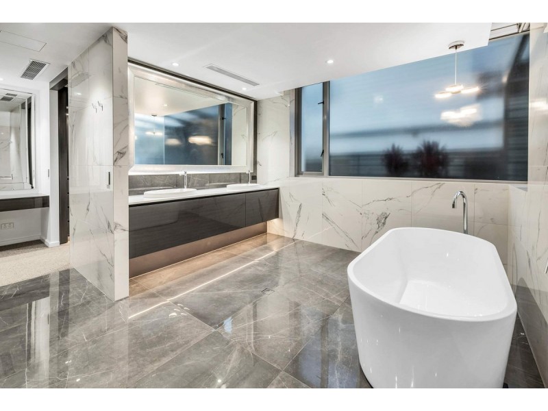 2/28 Anglers Esplanade, Runaway Bay QLD 4216