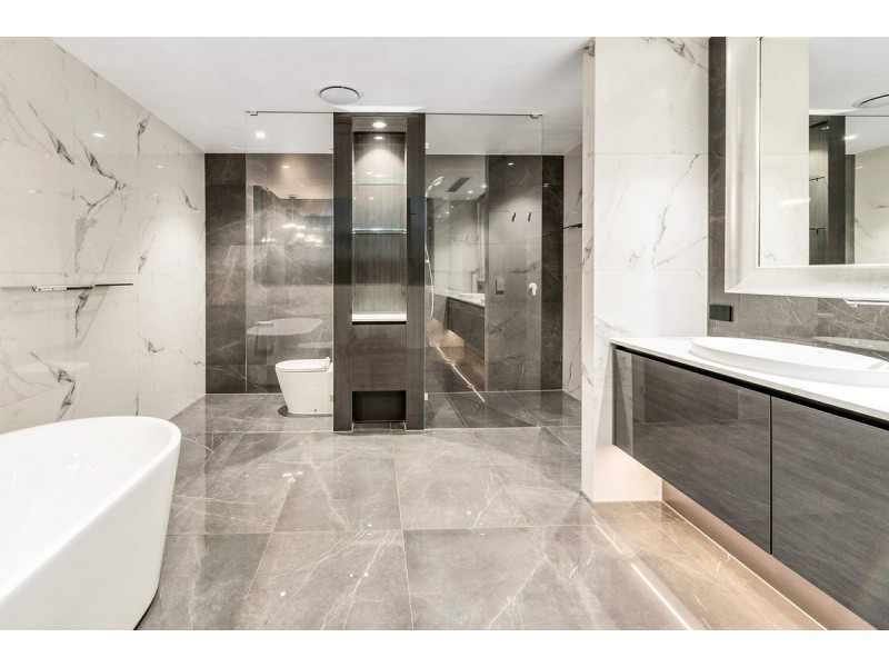 2/28 Anglers Esplanade, Runaway Bay QLD 4216