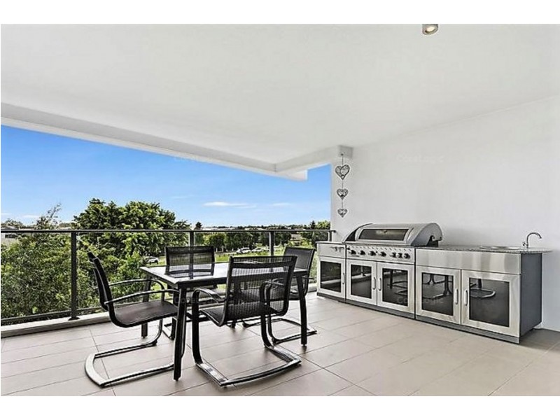 211/15 Compass Drive, Biggera Waters QLD 4216