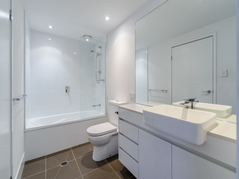 211/15 Compass Drive, Biggera Waters QLD 4216